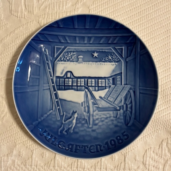 Royal Copenhagen 1985 Bing & Grondahl Jul After plate blue & white winter scene - Picture 1 of 2